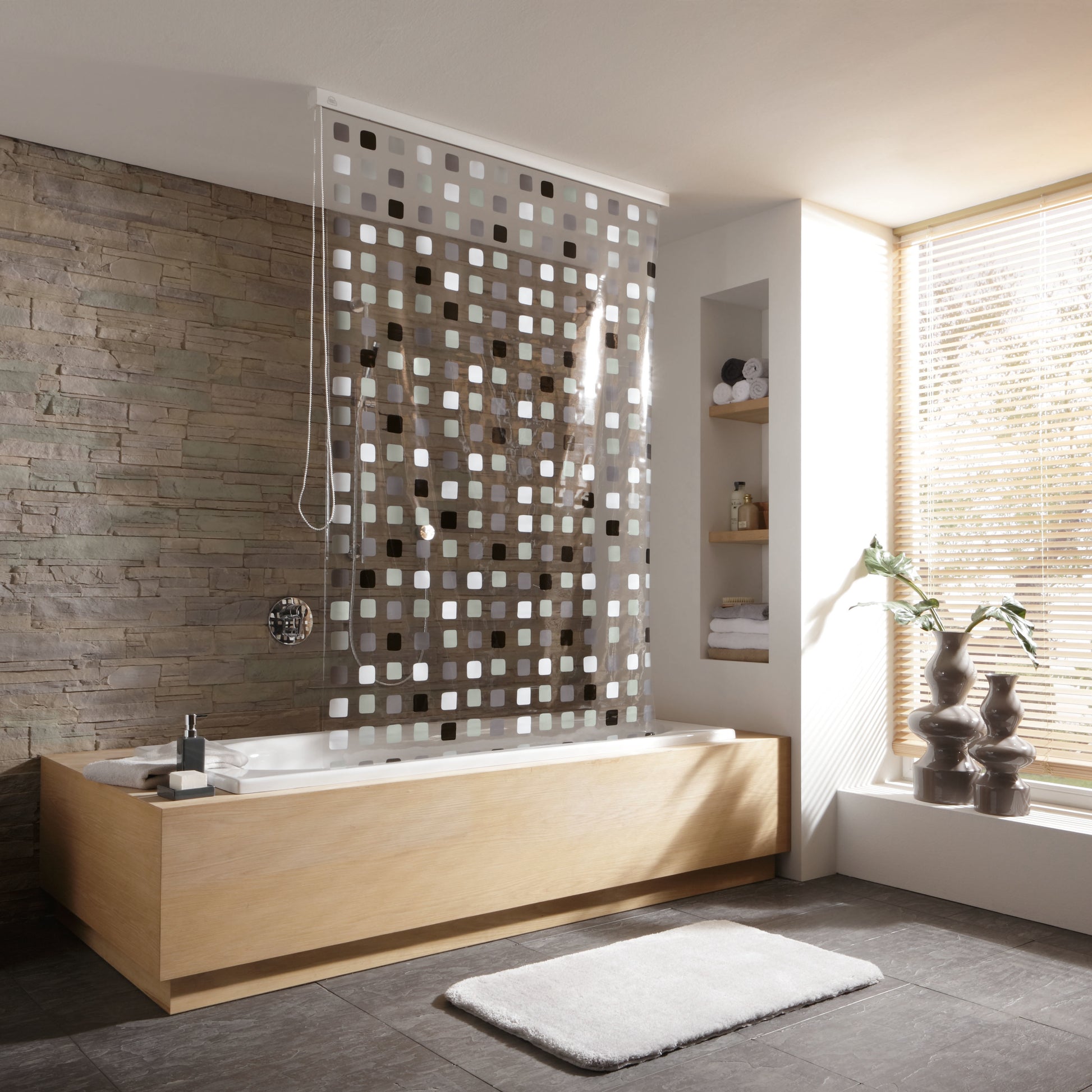 Grauer Duschvorhang für Duschrollo-Leerkassette 128 x 240 cm an Badewanne in modernem Badezimmer.