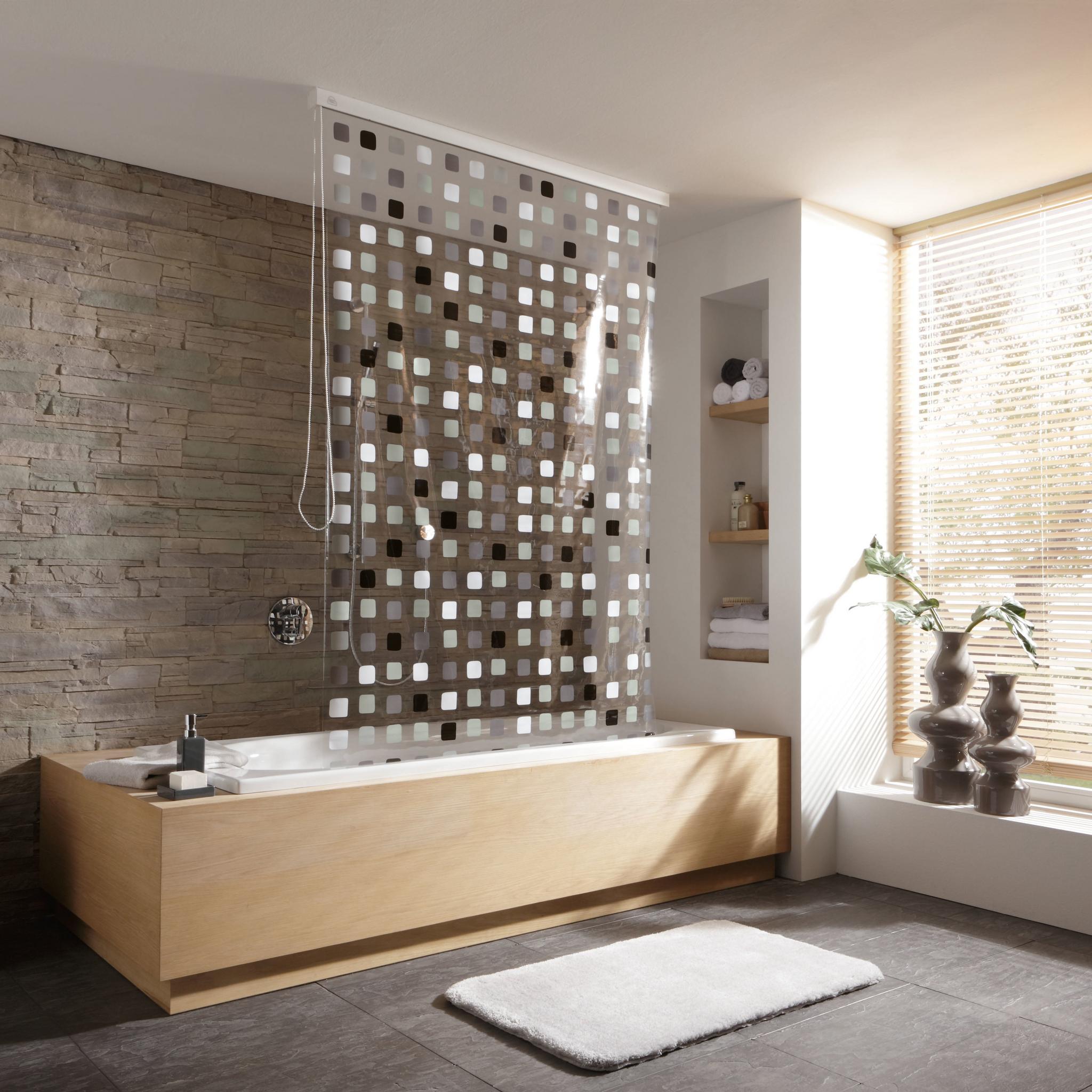 Moderne Badewanne mit Duschvorhang in hellem, stilvollem Badezimmer