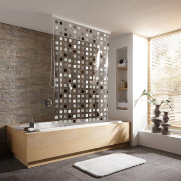 Moderne Badewanne mit Duschvorhang in hellem, stilvollem Badezimmer