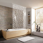 Helle Badewanne mit halbtransparentem Duschvorhang und Steinwand