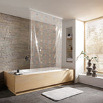 Modernes Bad mit Holzbadewanne, Duschvorhang und Steinwand am Fenster