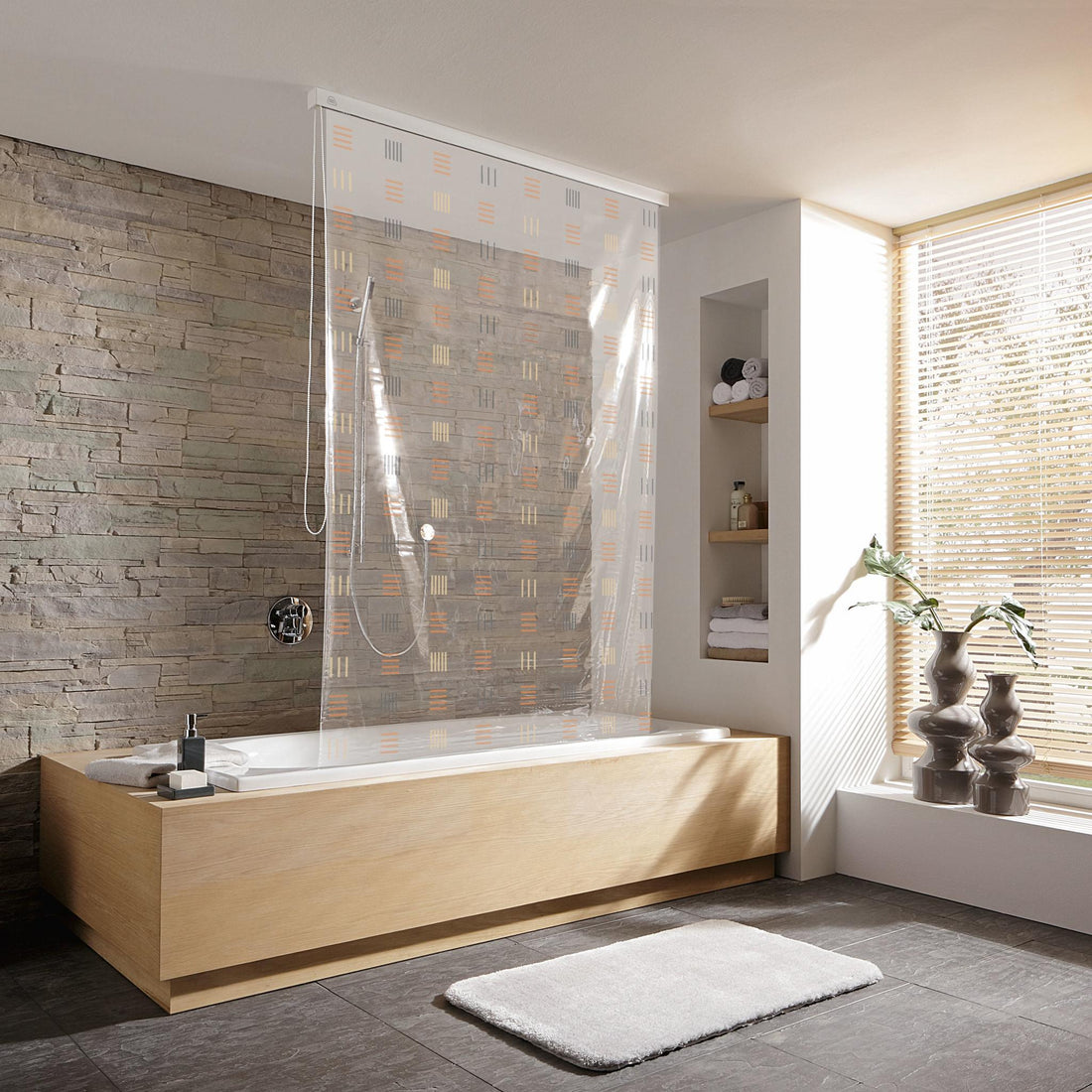 Modernes Bad mit Holzbadewanne, Duschvorhang und Steinwand am Fenster