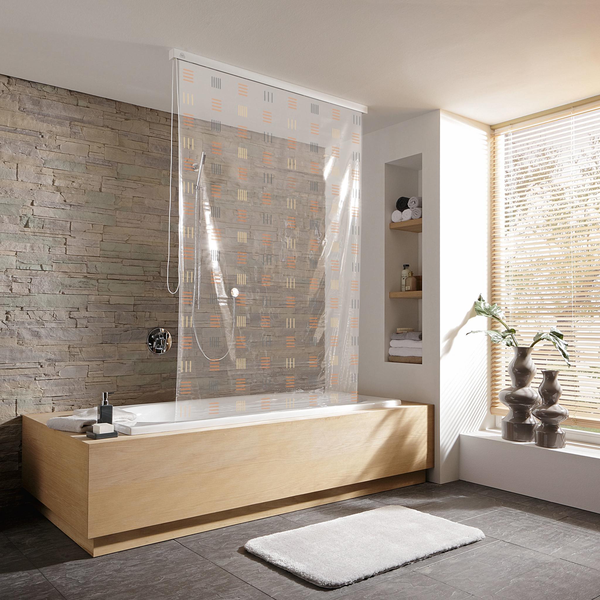 Modernes Bad mit Holzbadewanne, Duschvorhang und Steinwand am Fenster