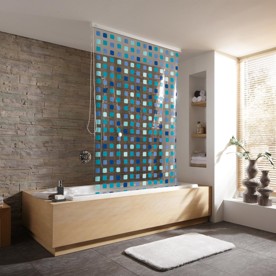 Moderne Badewanne mit blau kariertem Duschvorhang und Steinwand dahinter