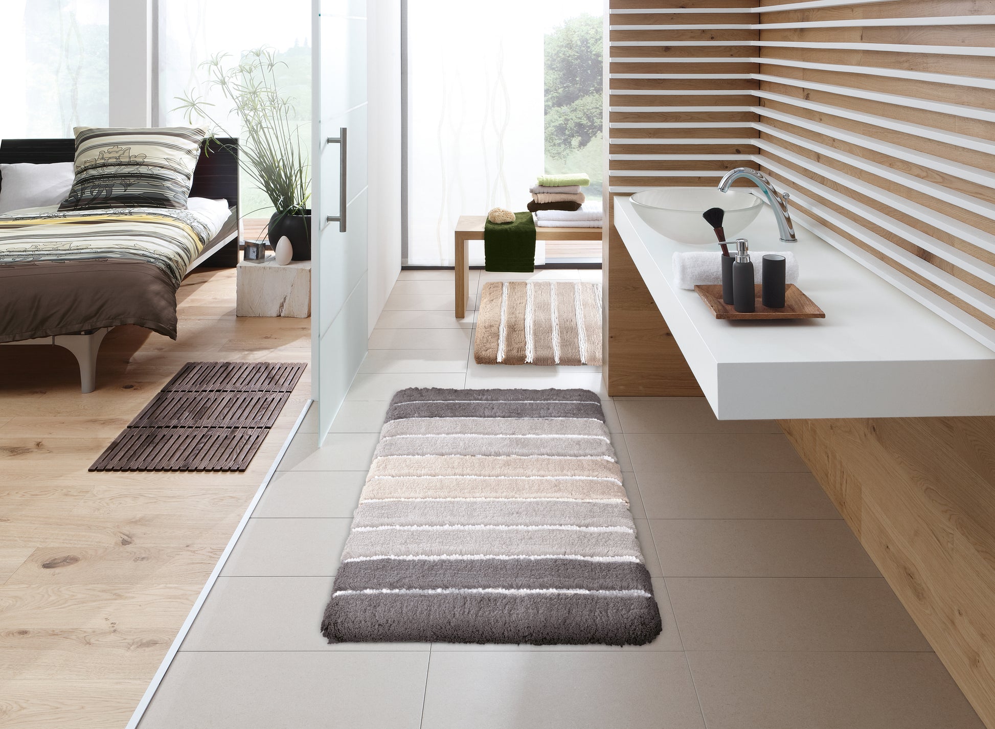 Gestreifter Badematte in Beige und Grau in modernem Bad mit Waschbecken
