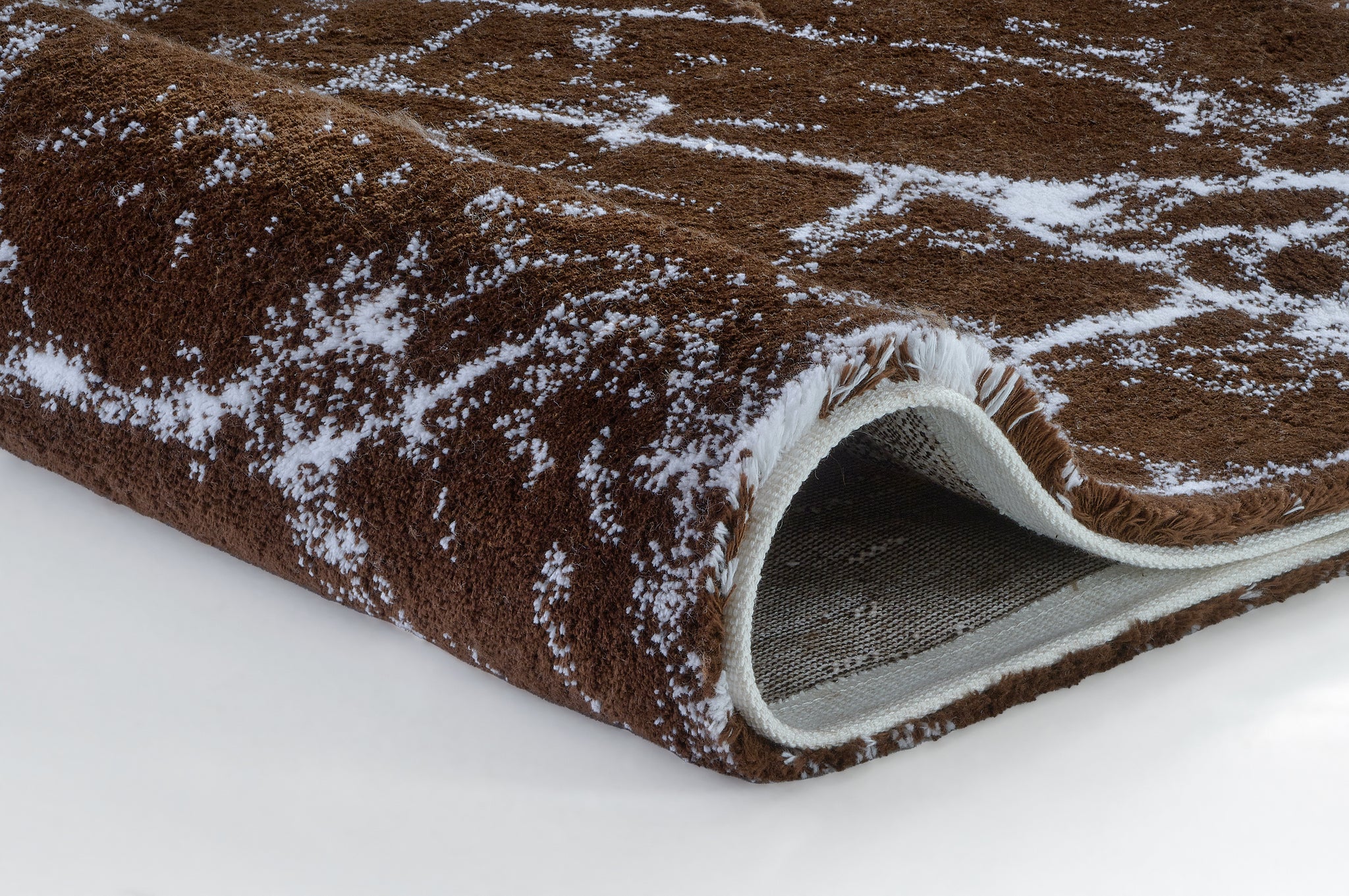 Brauner Badematte mit weißem Muster, Detailansicht geklappte Ecke