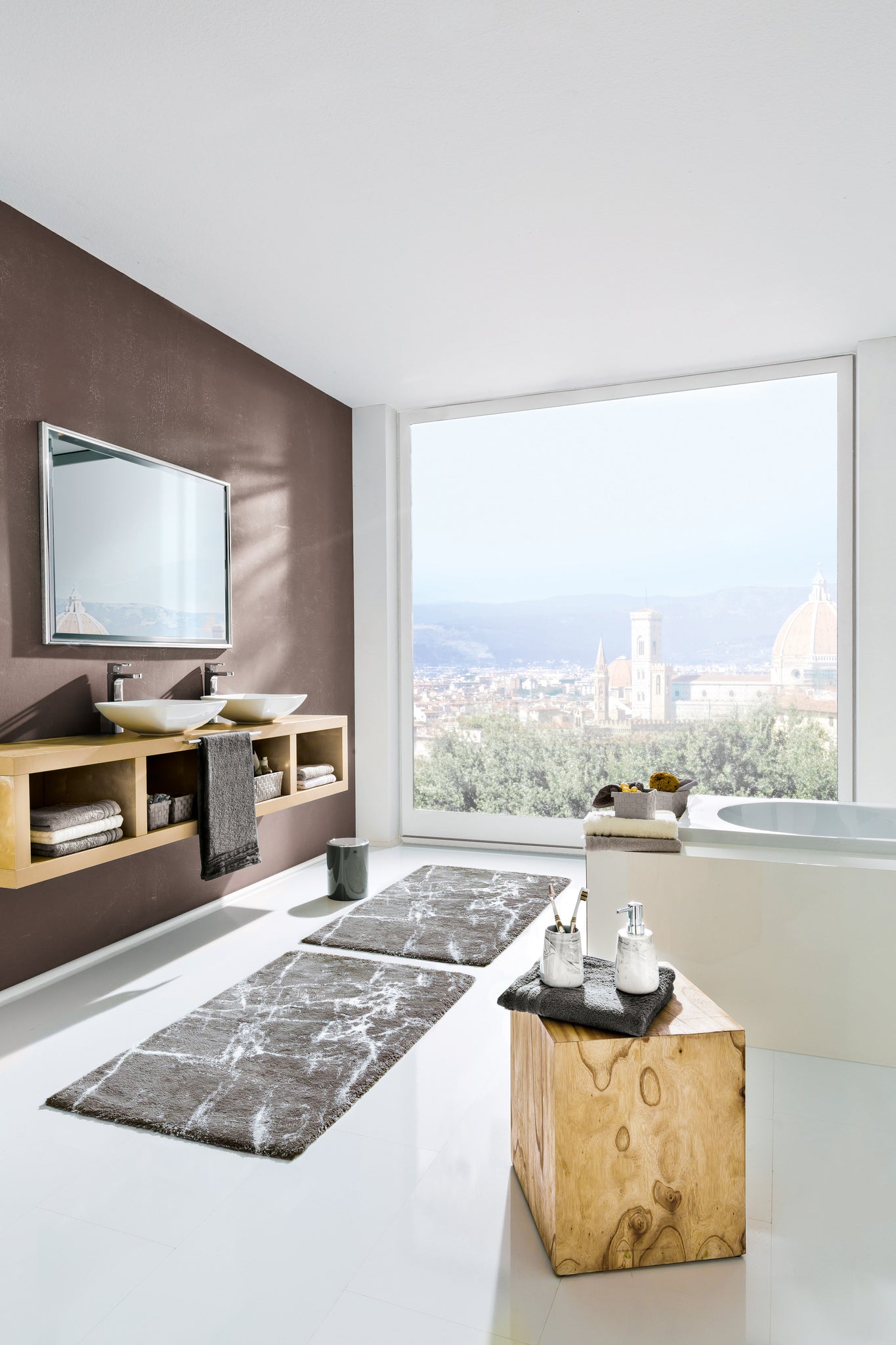 Modernes Bad mit Doppelwaschbecken, Wanne und großem Panorama-Fenster