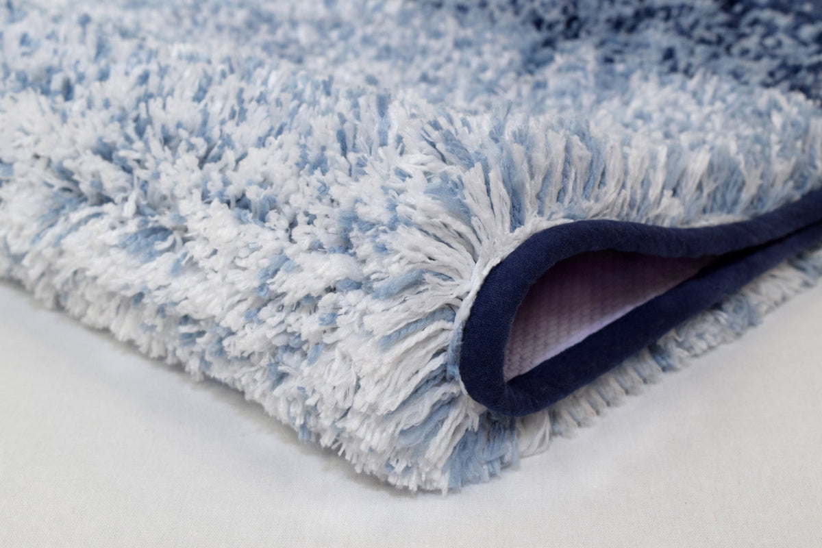 Weicher, flauschiger Badteppich in Hellblau mit dunkelblauem Rand