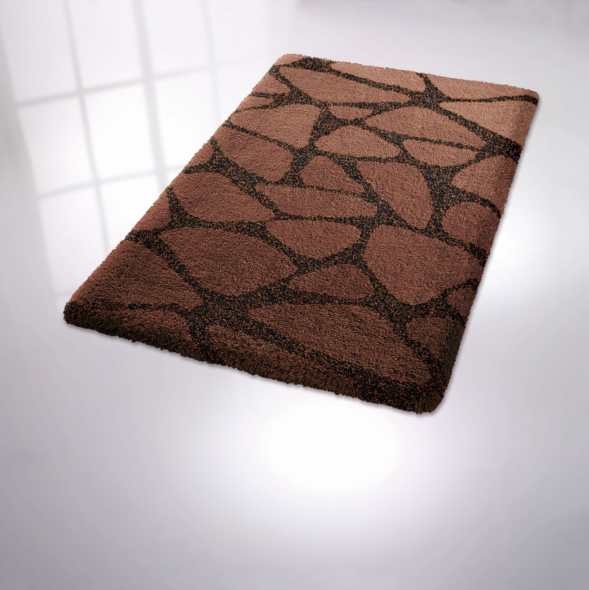 Brauner rechteckiger Badteppich mit dunklem Steppmuster auf Boden