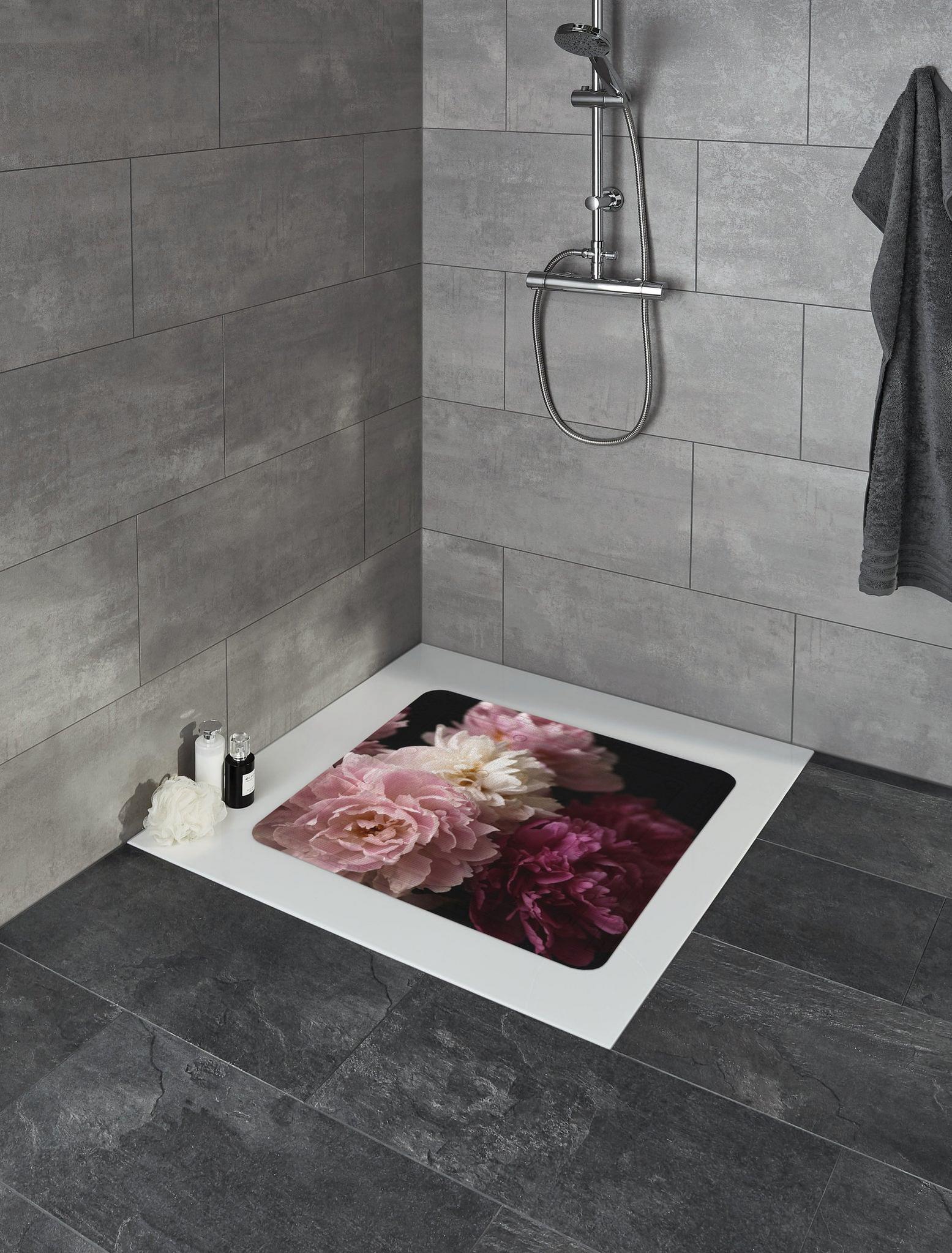 Bodengleiche Dusche mit grauen Fliesen und Duschmatte mit Blumenmotiv