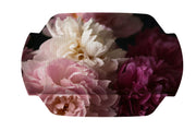 Nahaufnahme von rosa und weißen Pfingstrosen mit dunklem Hintergrund