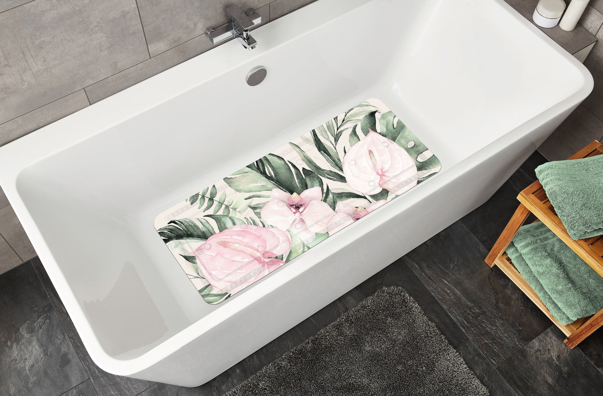 Weiße Badewanne mit tropischer Badematte in Rosa und Grüntönen Motiv