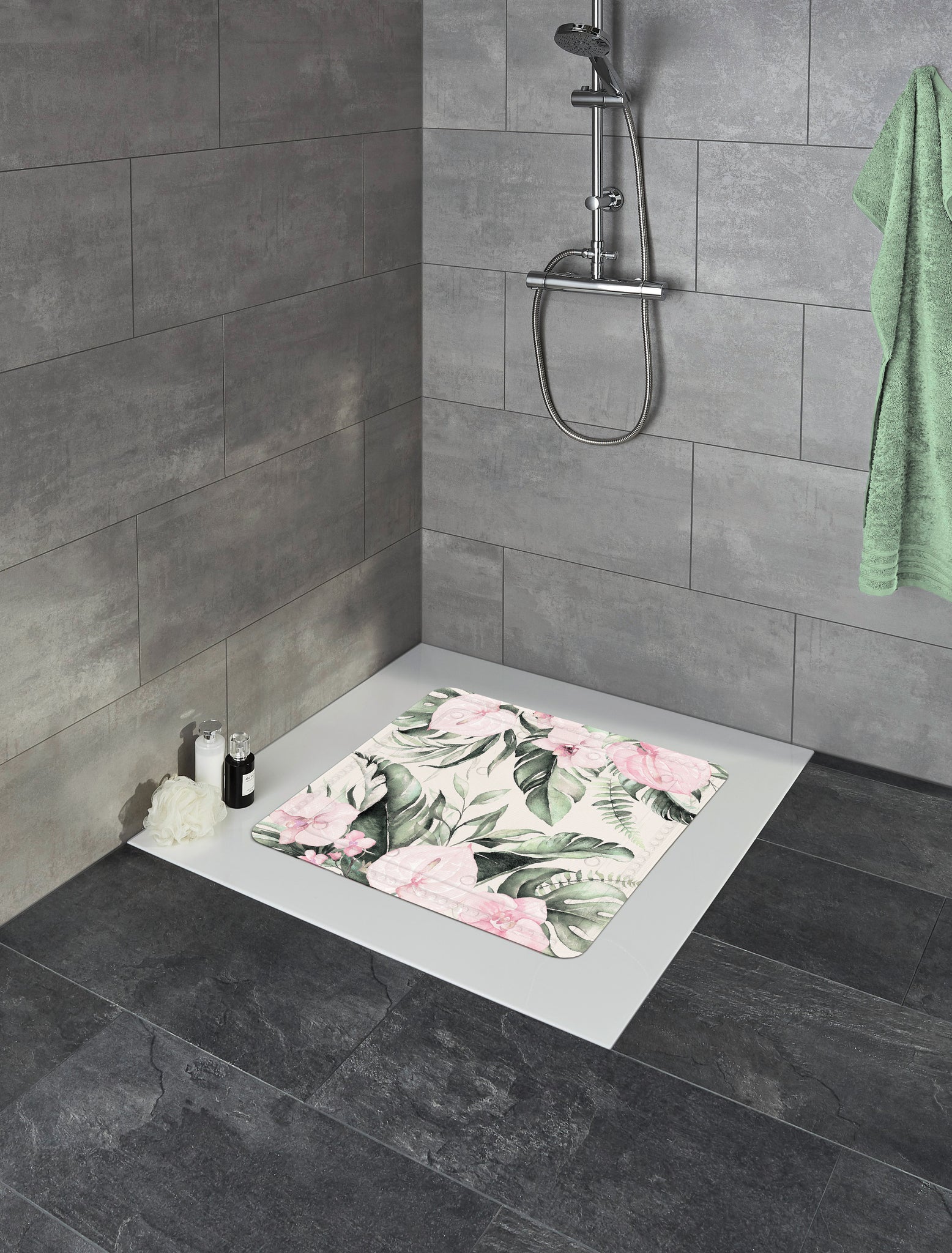 Dusche mit grauen Fliesen und floraler Duschmatte in Rosa-Grün Tönen