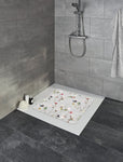 Bodengleiche Dusche mit floraler Antirutschmatte und Wandschlauch