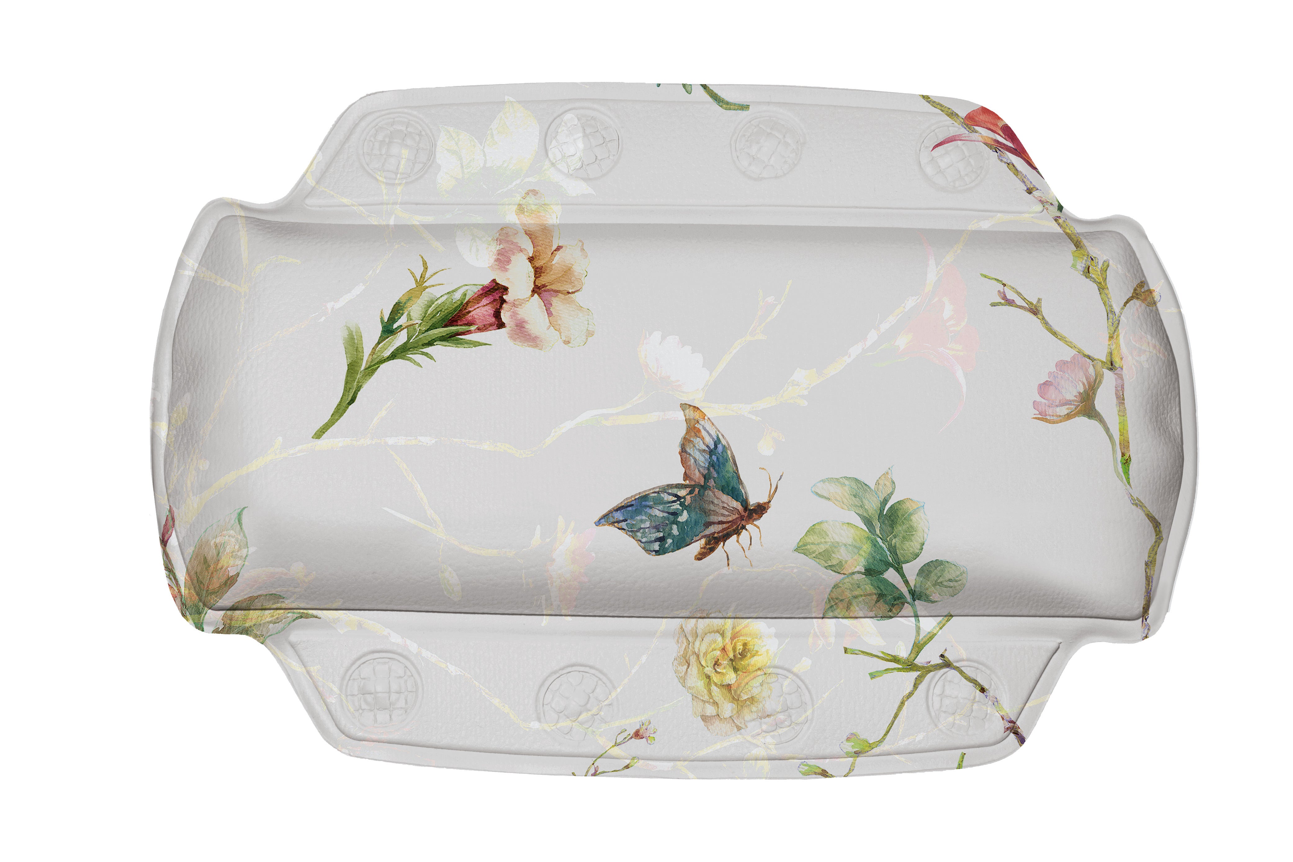 Nackenpolster FLORES Multicolor mit Blumen und Schmetterlingsmotiv vor hellem Hintergrund.