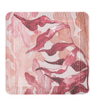 Quadratische Badematte mit rosa und roten Blattmustern auf Weiß