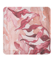 Duscheinlage BLAZE Multicolor 55 x 55 cm mit rosa und roten Blättern liegt in der Dusche.