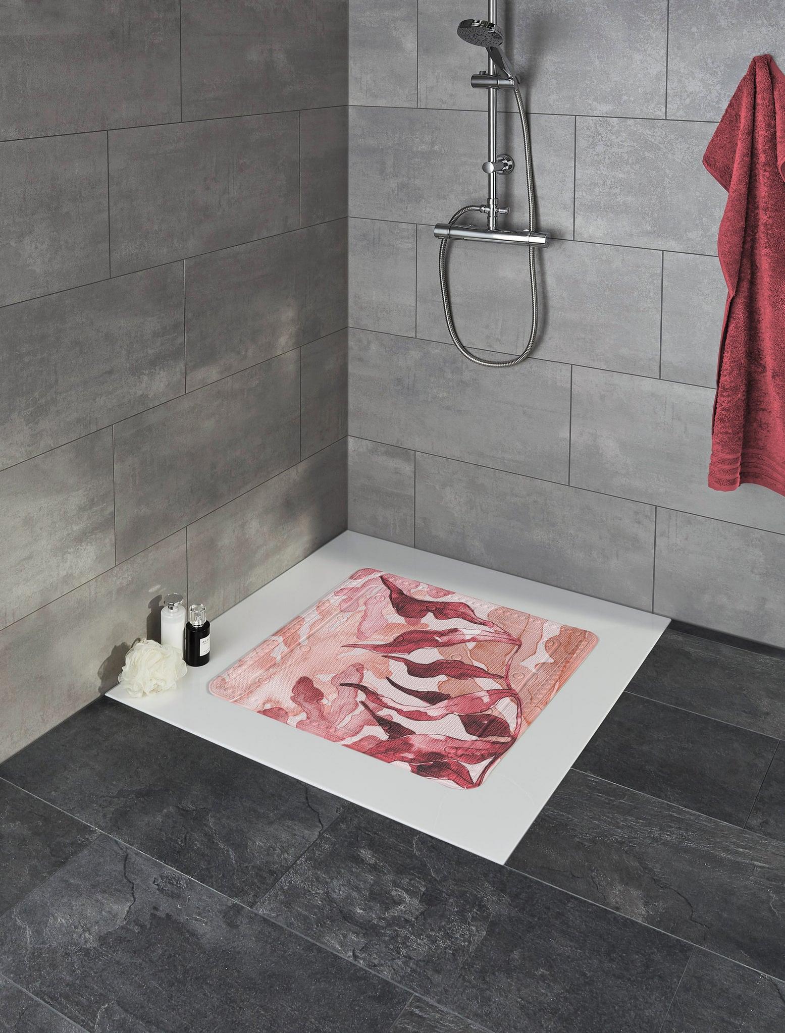 Walk-in-Dusche mit grauen Fliesen und rosa Duschmatte mit abstraktem Muster