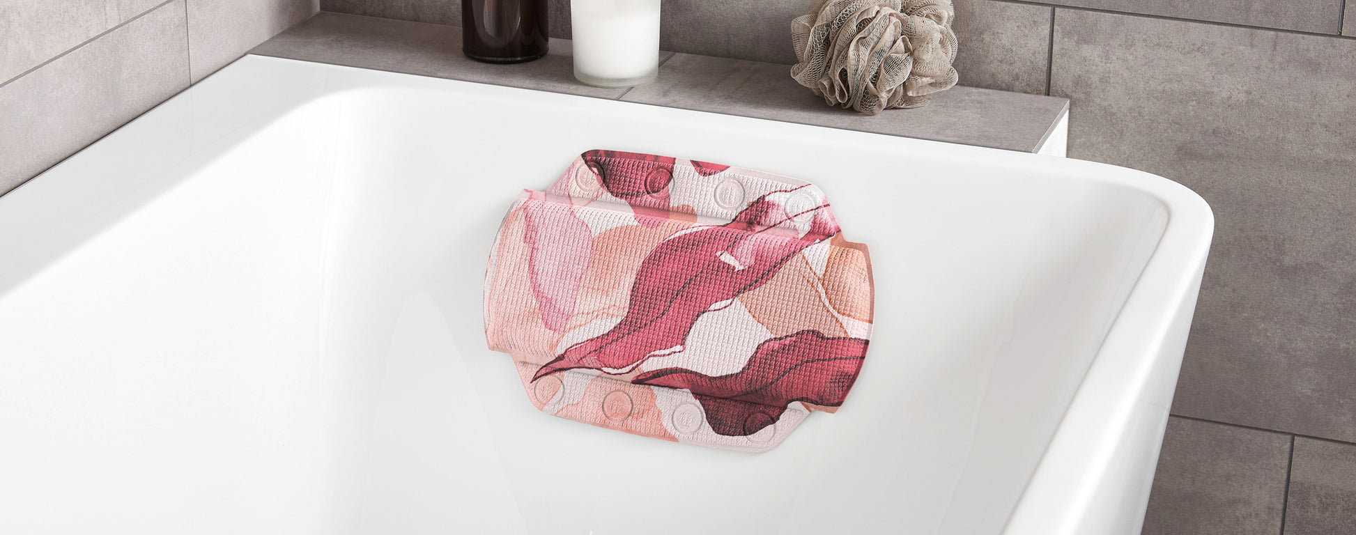 Nackenpolster BLAZE Multicolor 32 x 22 cm liegt in einer weißen Badewanne im modernen Badezimmer.