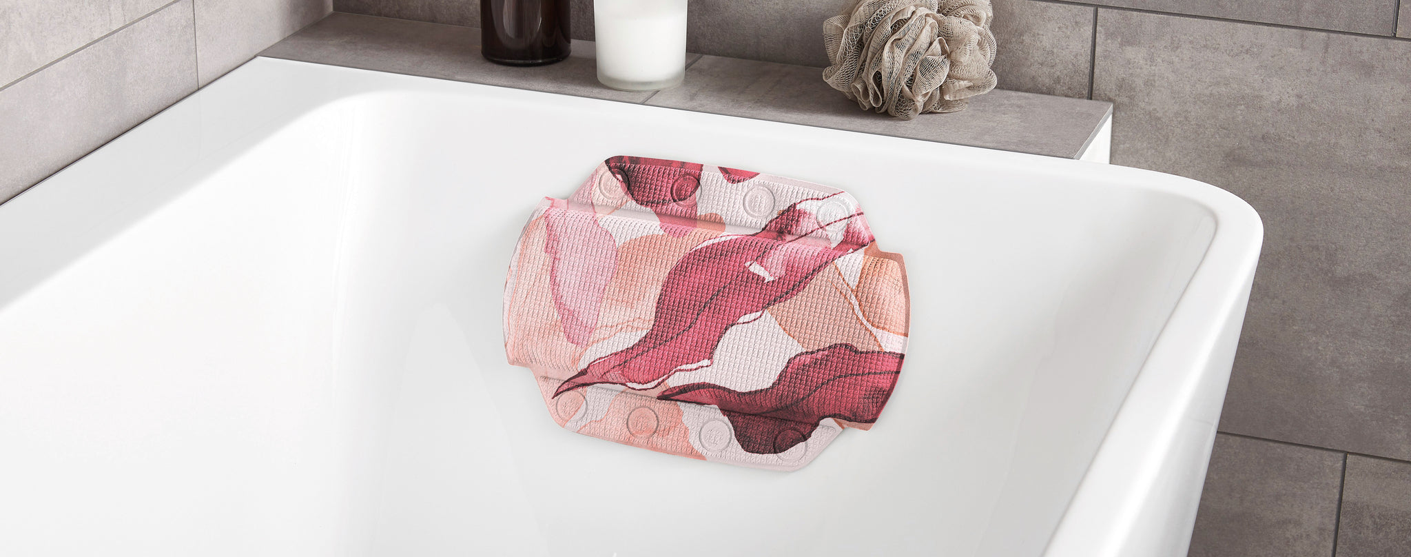 Nackenpolster BLAZE Multicolor 32 x 22 cm liegt in einer weißen Badewanne im modernen Badezimmer.