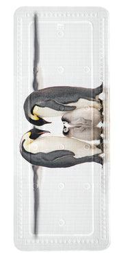 Schwarz-weiße Wanneneinlage mit Pinguinmotiv in Nahaufnahme von oben gezeigt.