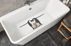 Weiße Badewanne mit rutschfester Matte und Pinguinfamilie im modernen Bad