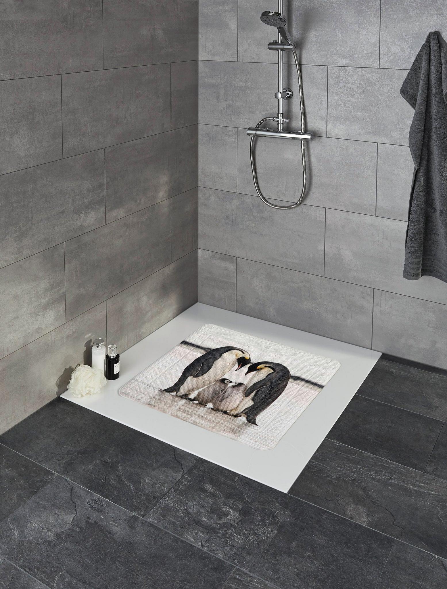 Dusche mit grauen Fliesen und rutschfester Matte mit Pinguinmotiv