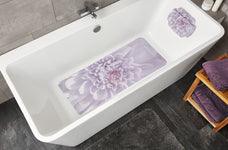 Weiße Badewanne mit lila Badematte, Kissenauflage mit Blumenmotiv