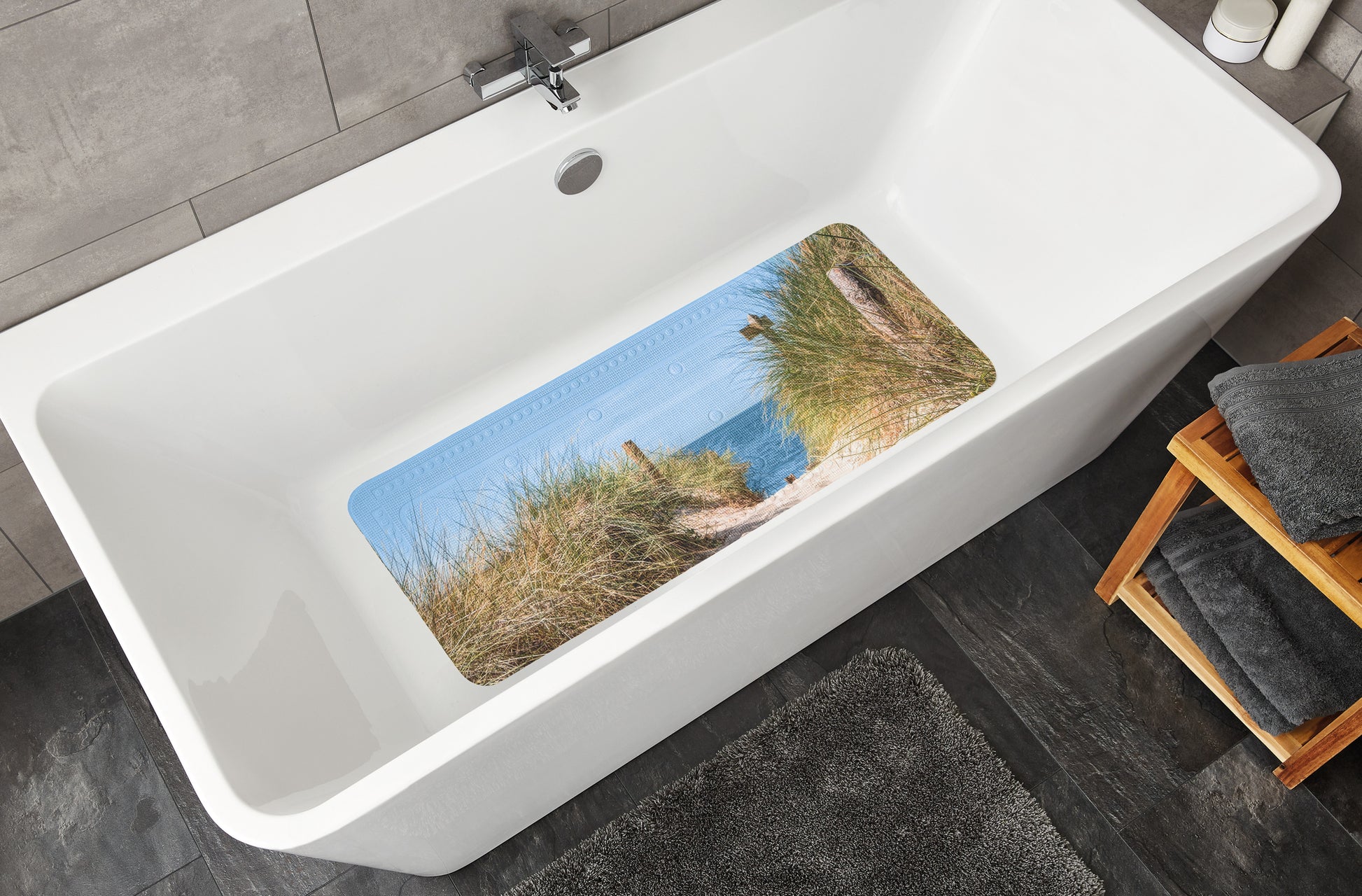 Wanneneinlage BORKUM Multicolor 36 x 92 cm mit Strandmotiv in moderner weißer Badewanne.