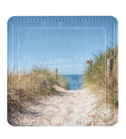 Das Bild zeigt die Duscheinlage BORKUM Multicolor 55 x 55 cm mit Strandmotiv aus Sand, Dünen und Meer.