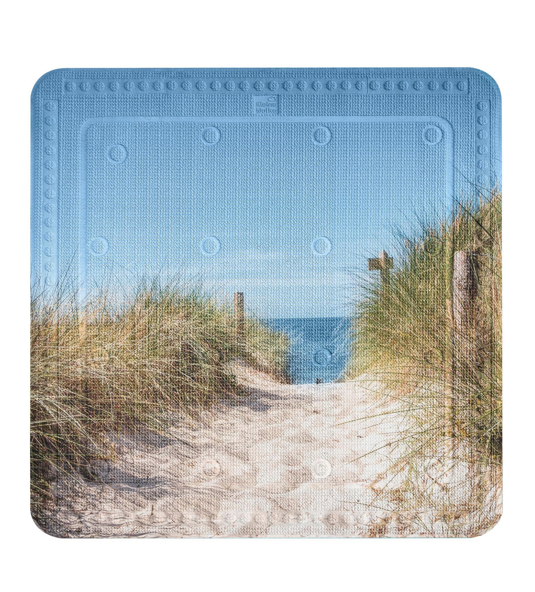 Sandweg durch Dünen mit Holzgeländer zum Meer unter blauem Himmel