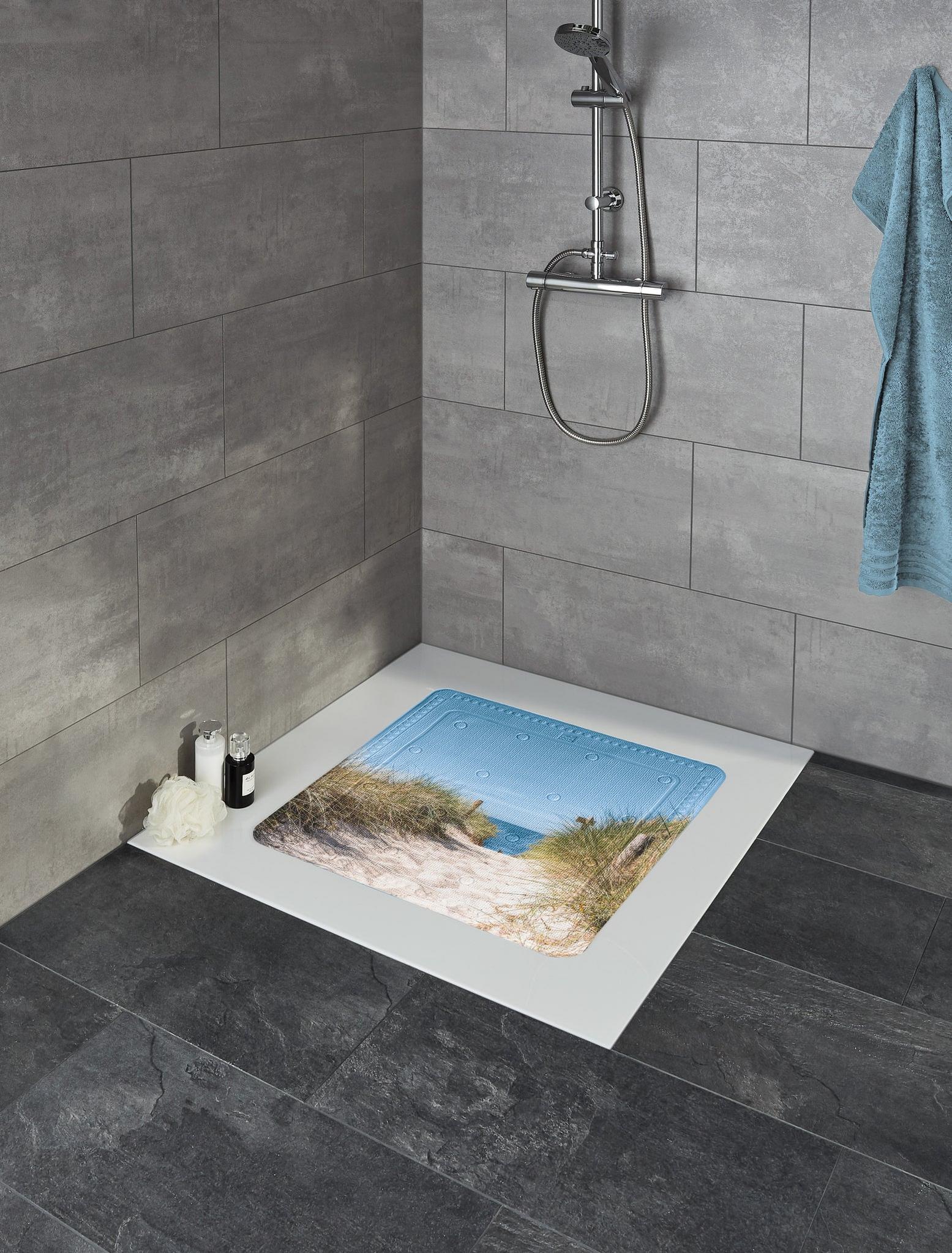 Dusche mit grauen Fliesen und Badewannenmatte mit Strandmotiv