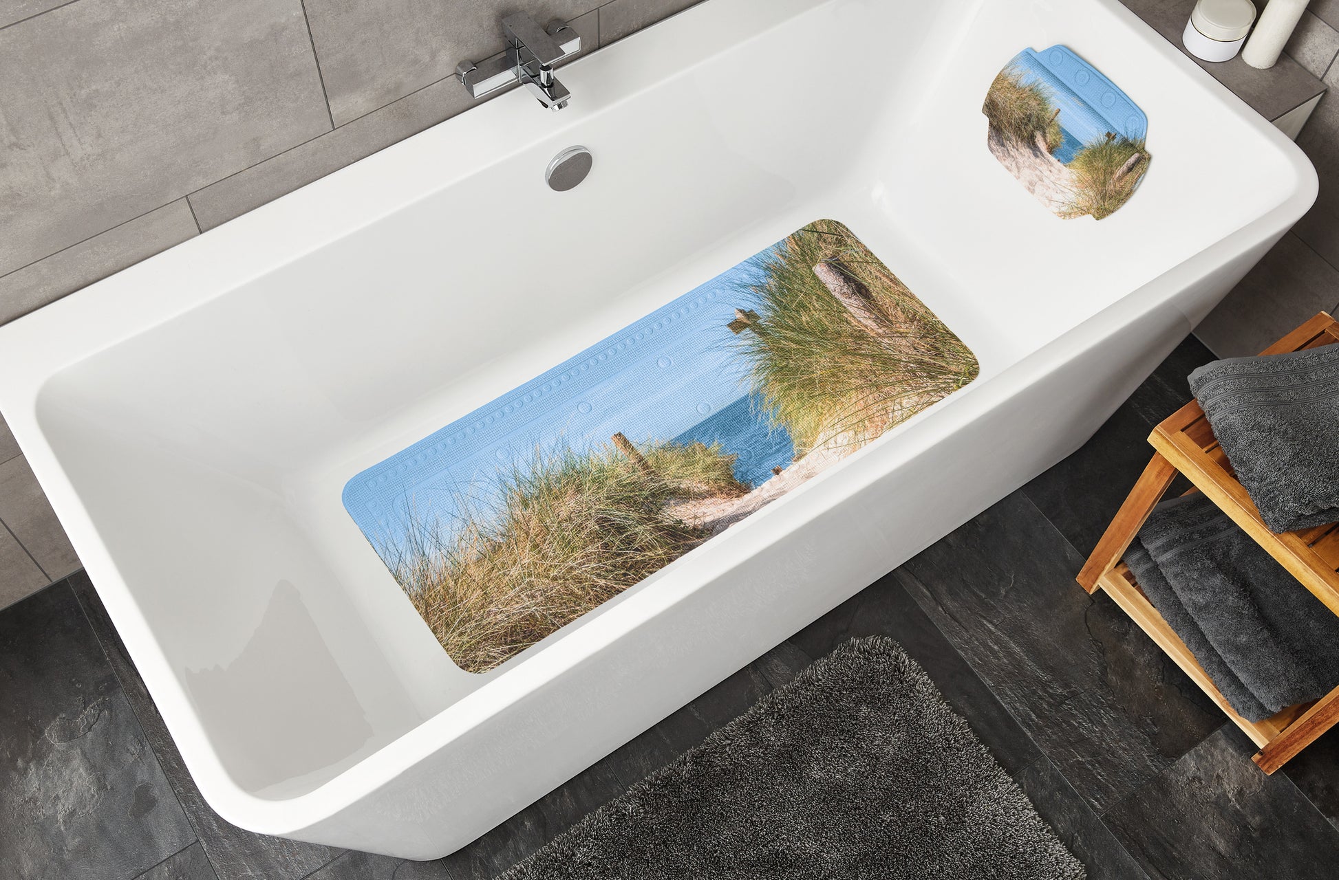 Badewanne mit Nackenpolster BORKUM Multicolor und passender Badematte im Stranddünenmotiv von oben.