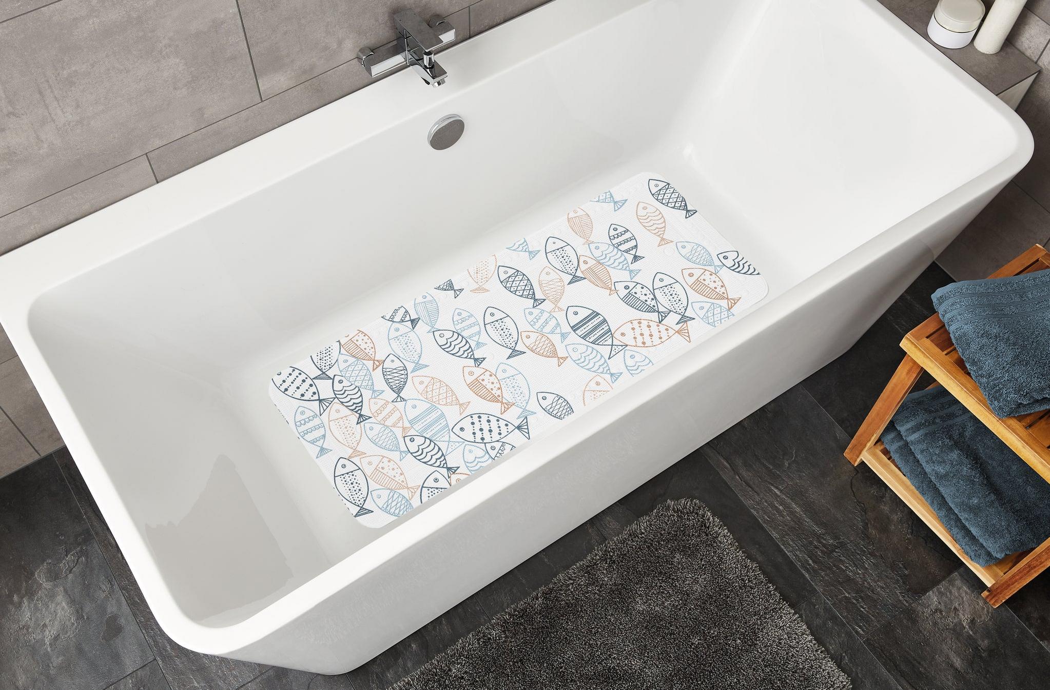 Weiße Badewanne mit bunter rutschfester Badematte im Fischdesign unten