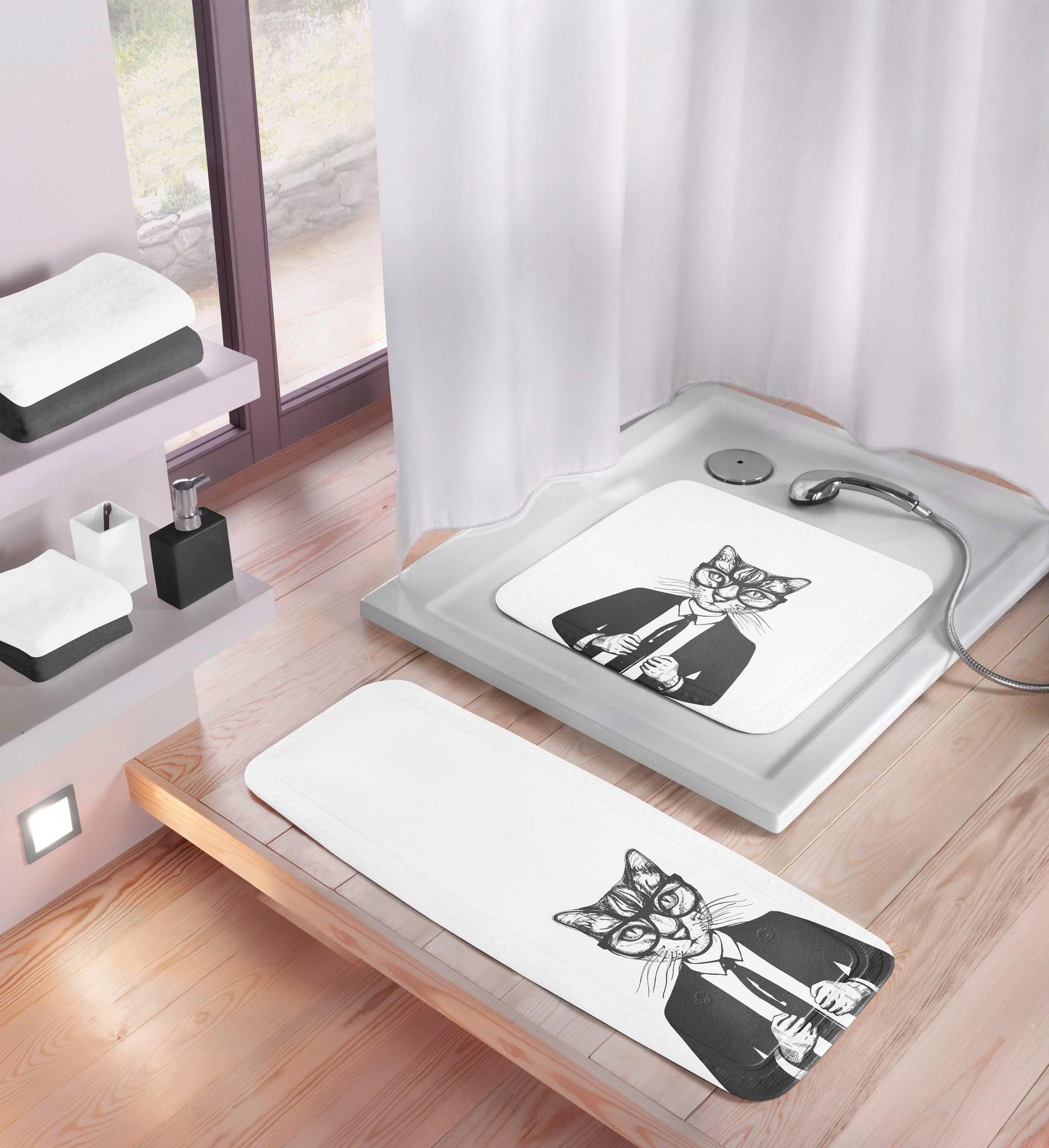 Weiße Badematten mit Katzenmotiv in moderner, heller Dusche mit Handbrause