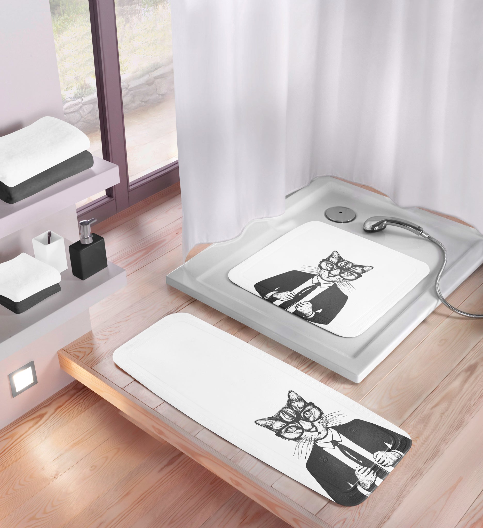 Weiße Badematten mit Katzenmotiv in moderner, heller Dusche mit Handbrause