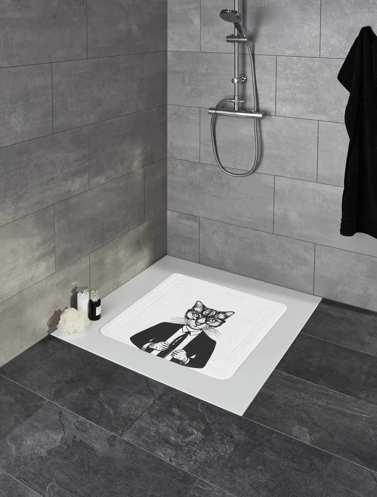 Bodengleiche Dusche mit grauen Fliesen und Badematte mit Katzenmotiv