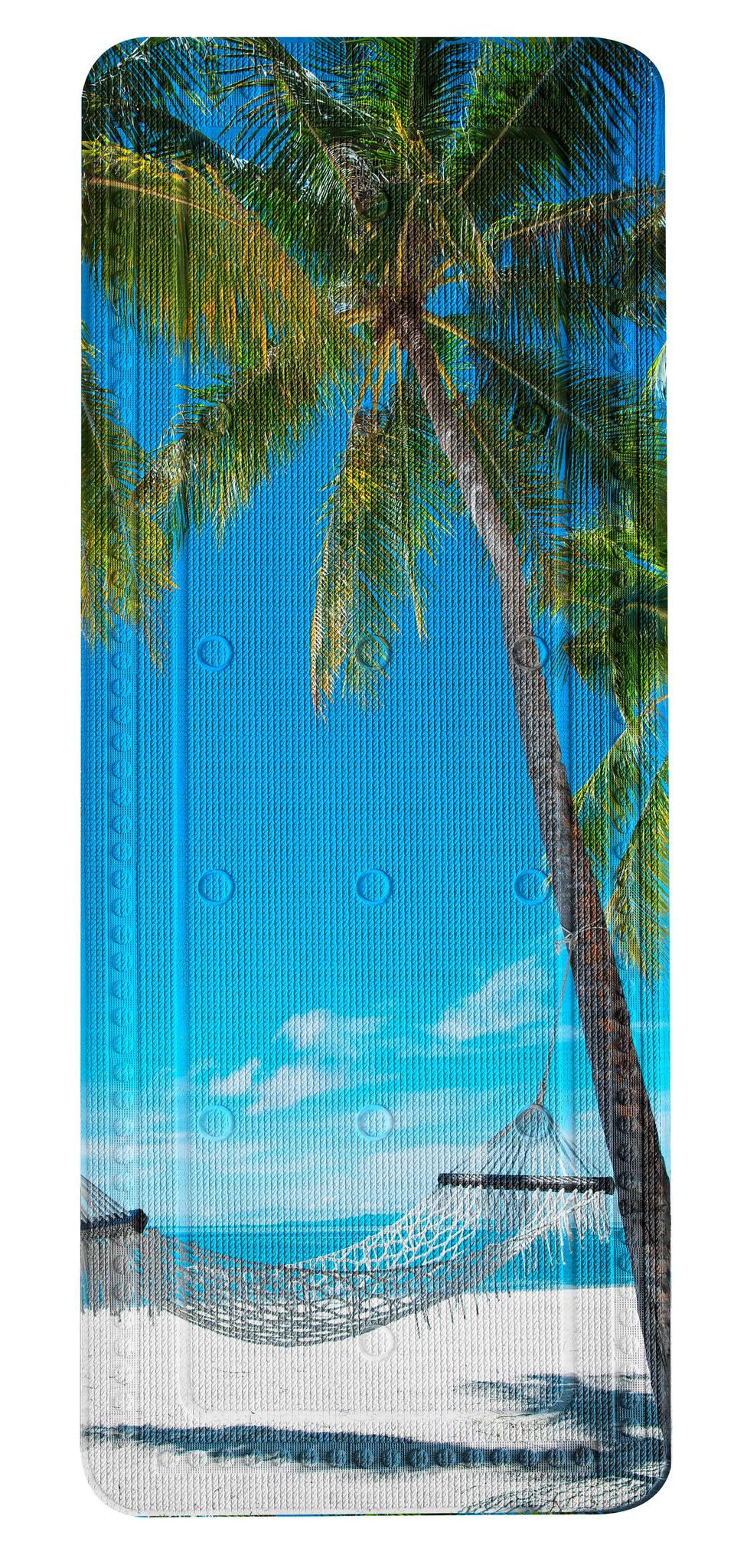 Palmenstrand mit Hängematte über weißem Sand vor türkisblauem Meer
