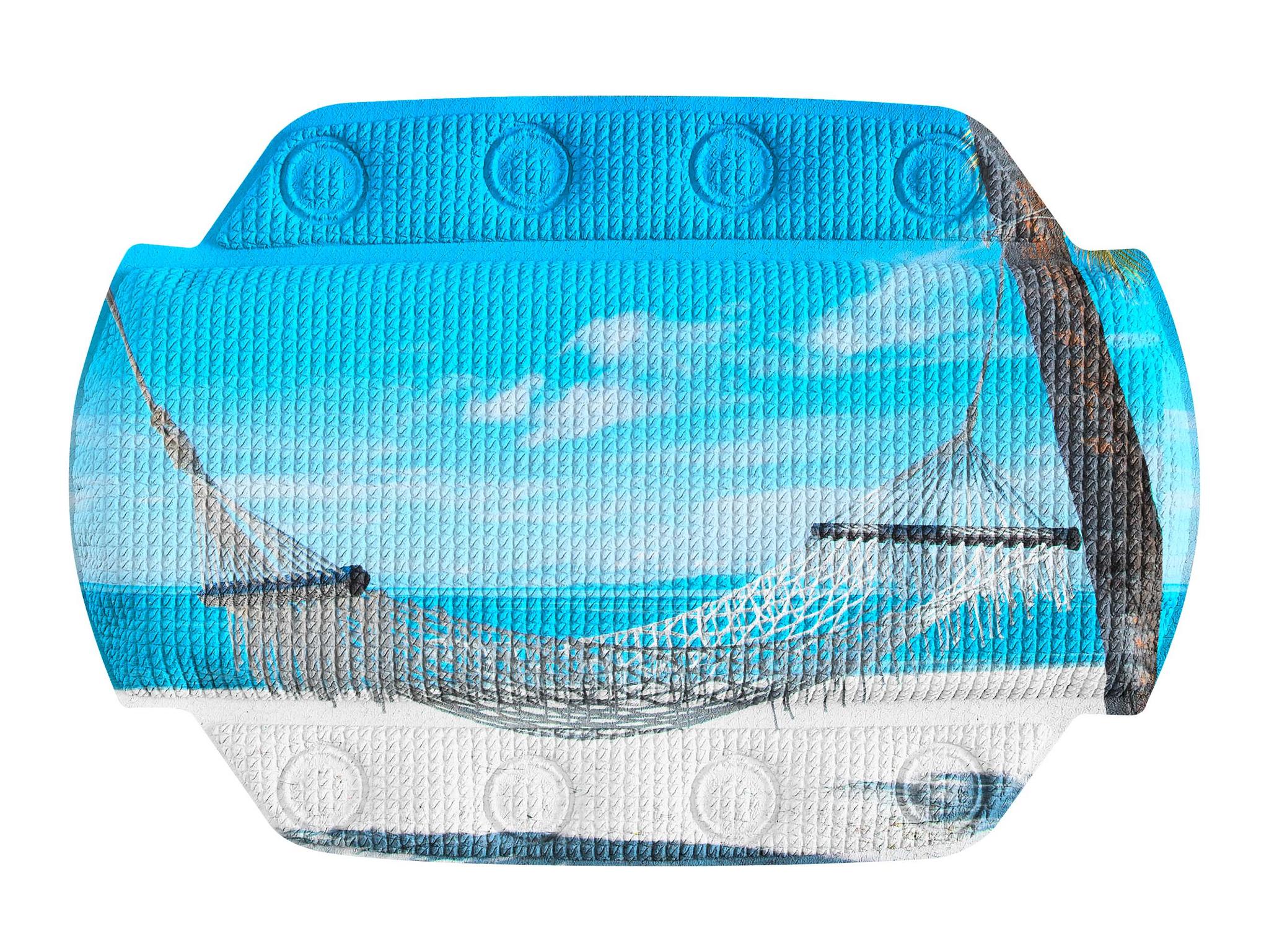 Blaues Badepolster mit Strandmotiv und Hängematte am türkisblauen Meer