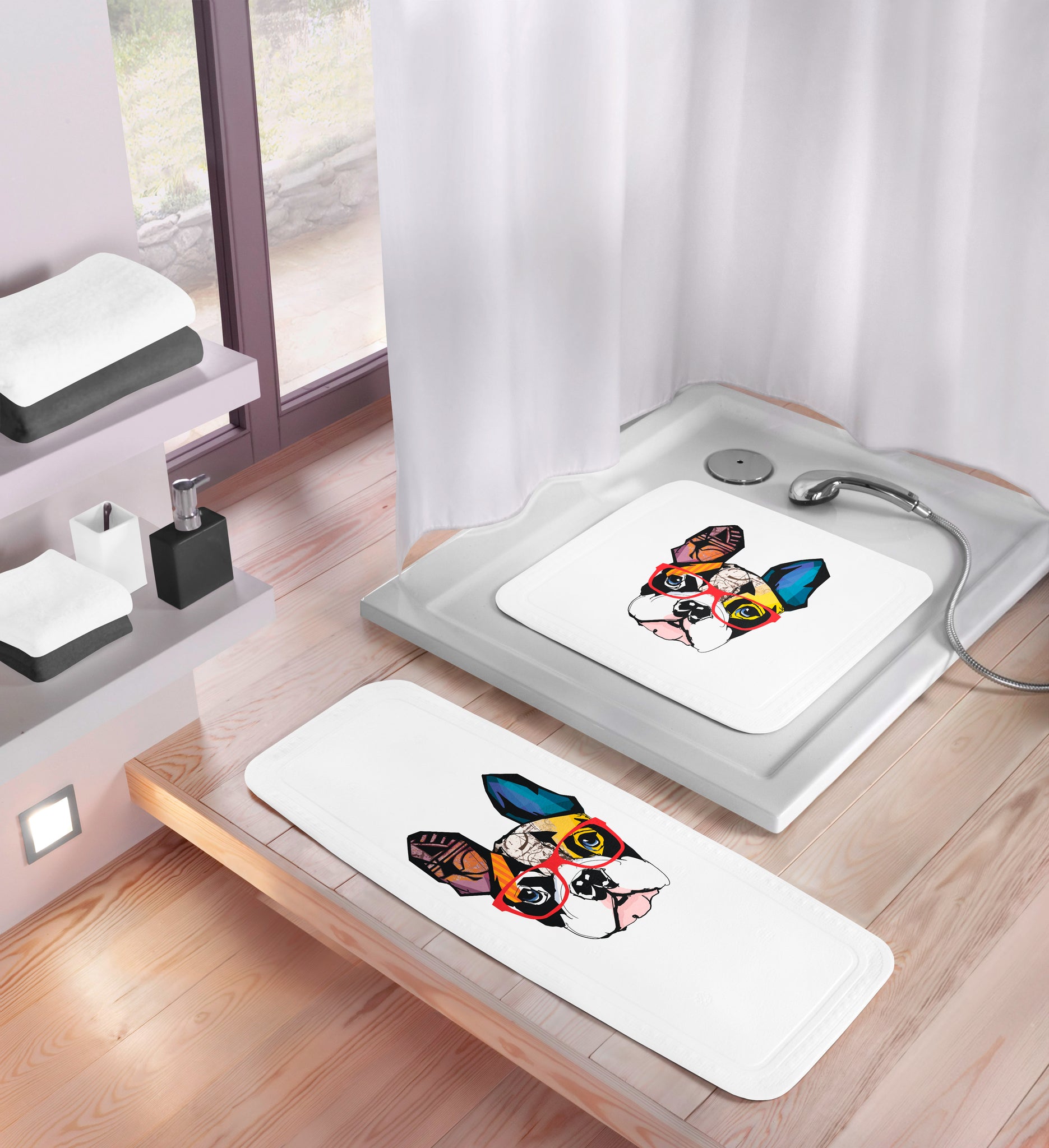 Weiße Badematten mit buntem Hundeaufdruck auf Duschwanne und Holzboden