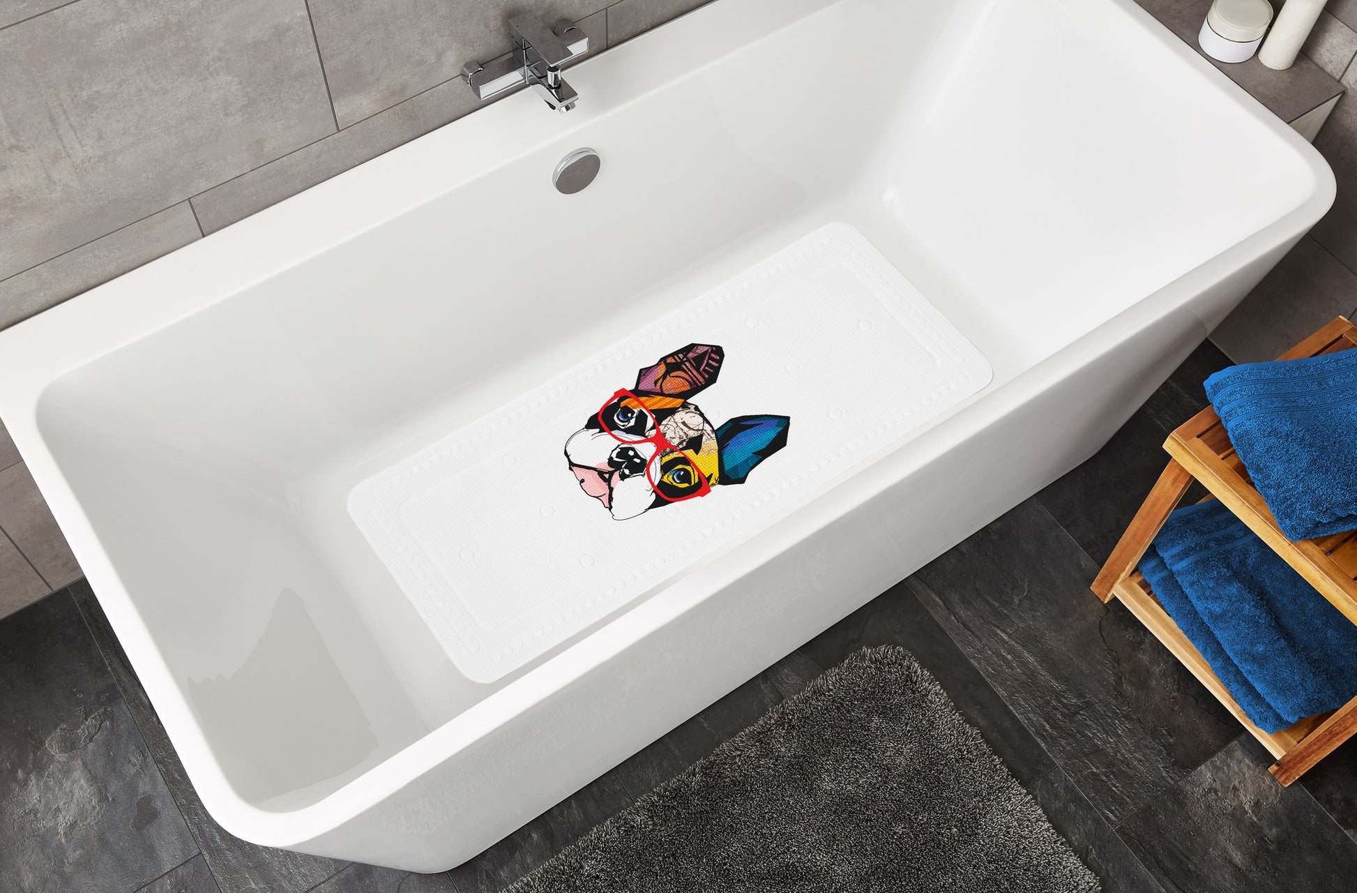 Weiße Badewanne mit rutschfester Badematte und farbigem Hunde-Motiv