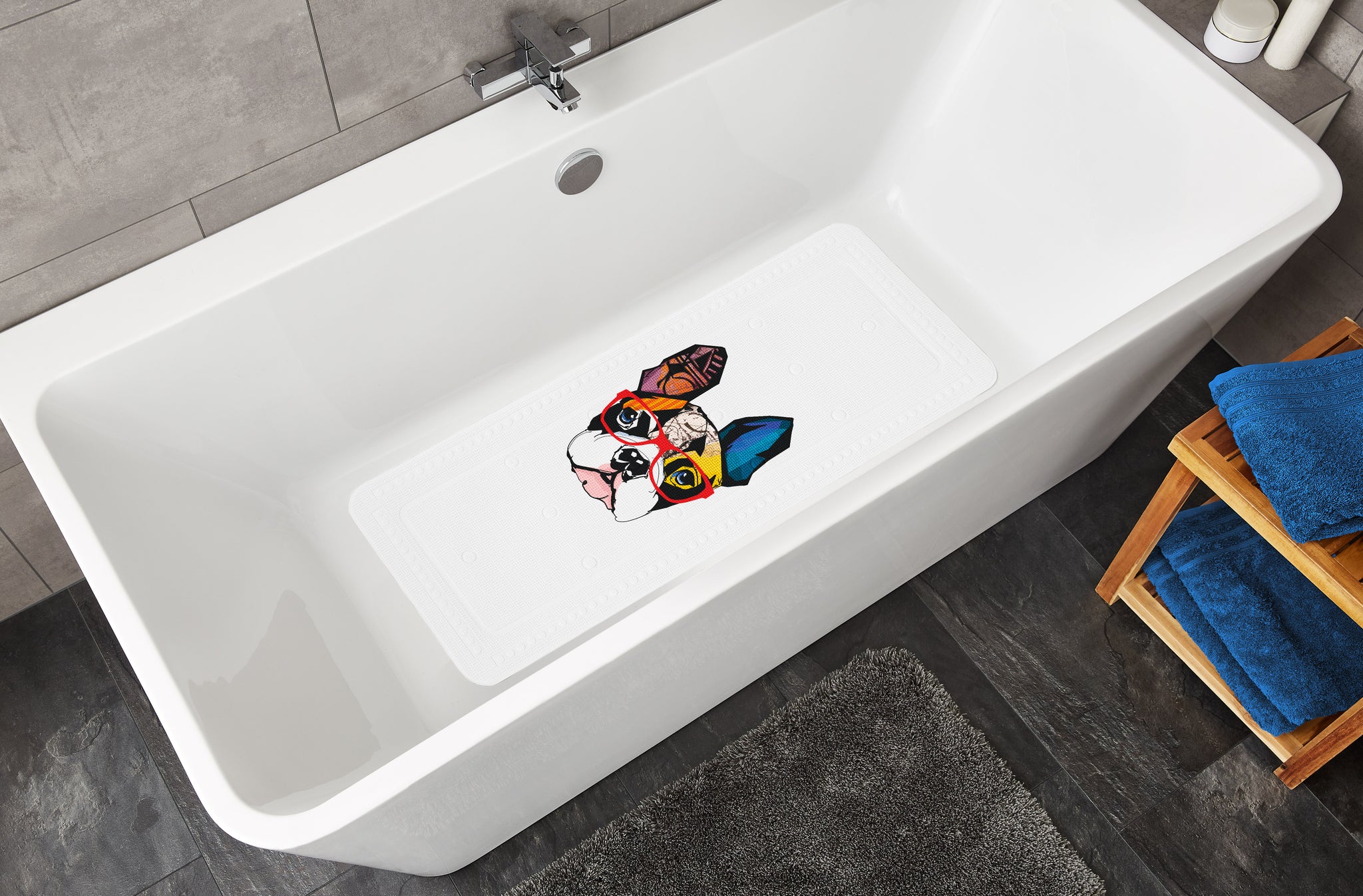 Weiße Badewanne mit rutschfester Badematte und farbigem Hunde-Motiv