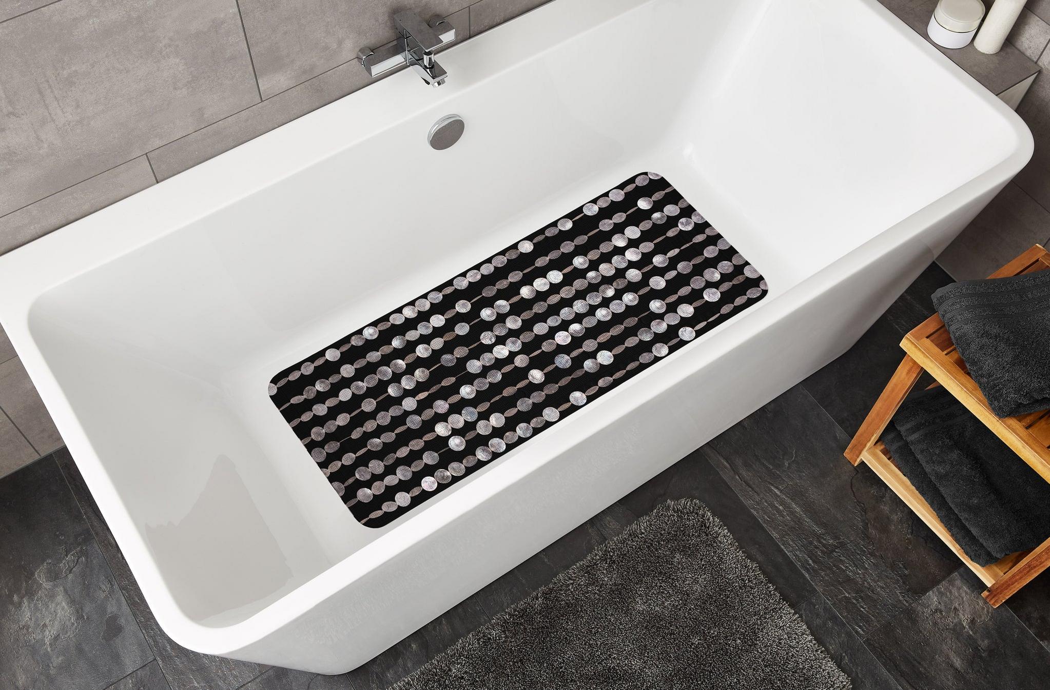 Weiße Badewanne mit schwarzer Antirutschmatte mit runden Noppen unten
