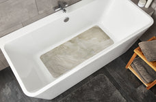 Weiße Badewanne mit beiger Antirutschmatte und kleinem Holzhandtuchhalter