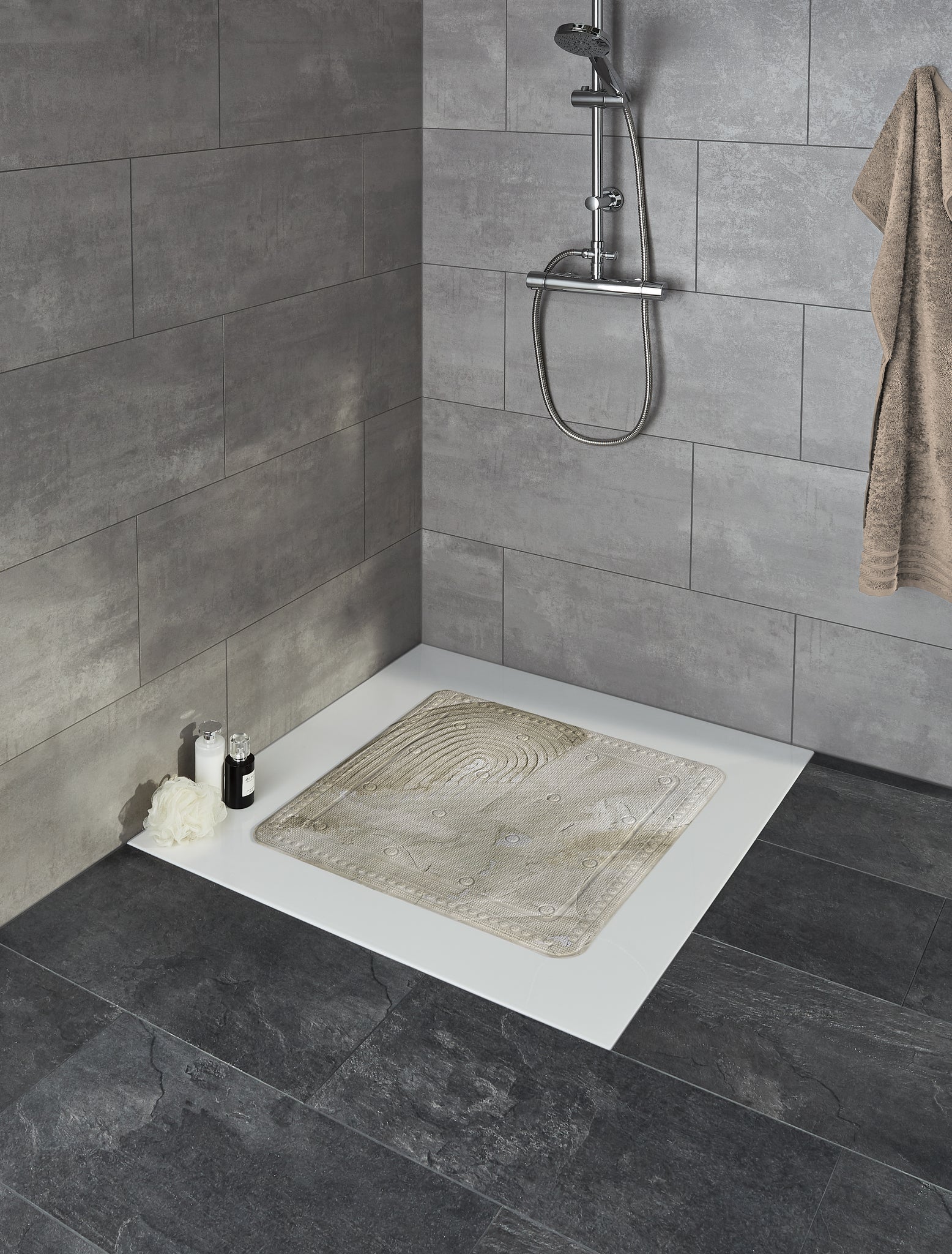 Duscheinlage ART Natur 55 x 55 cm liegt in moderner, begehbarer Dusche mit grauen Fliesen.