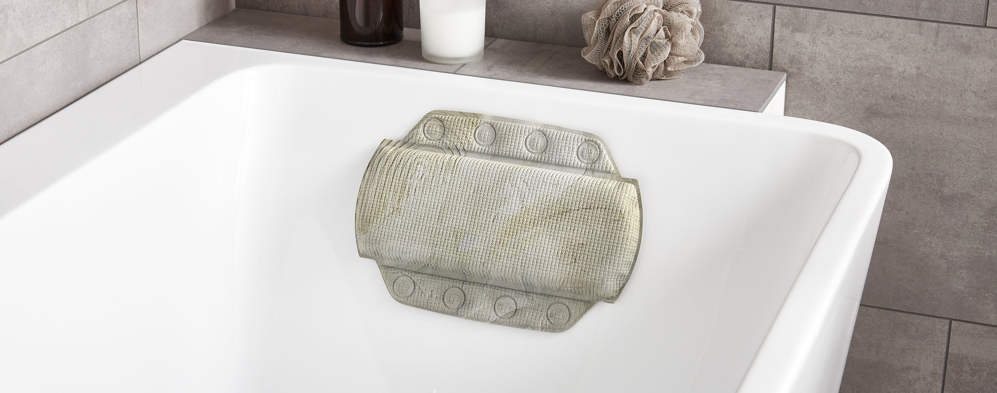 Nackenpolster ART Natur 32 x 22 cm liegt zur Unterstützung im Rückenbereich in einer weißen Badewanne.