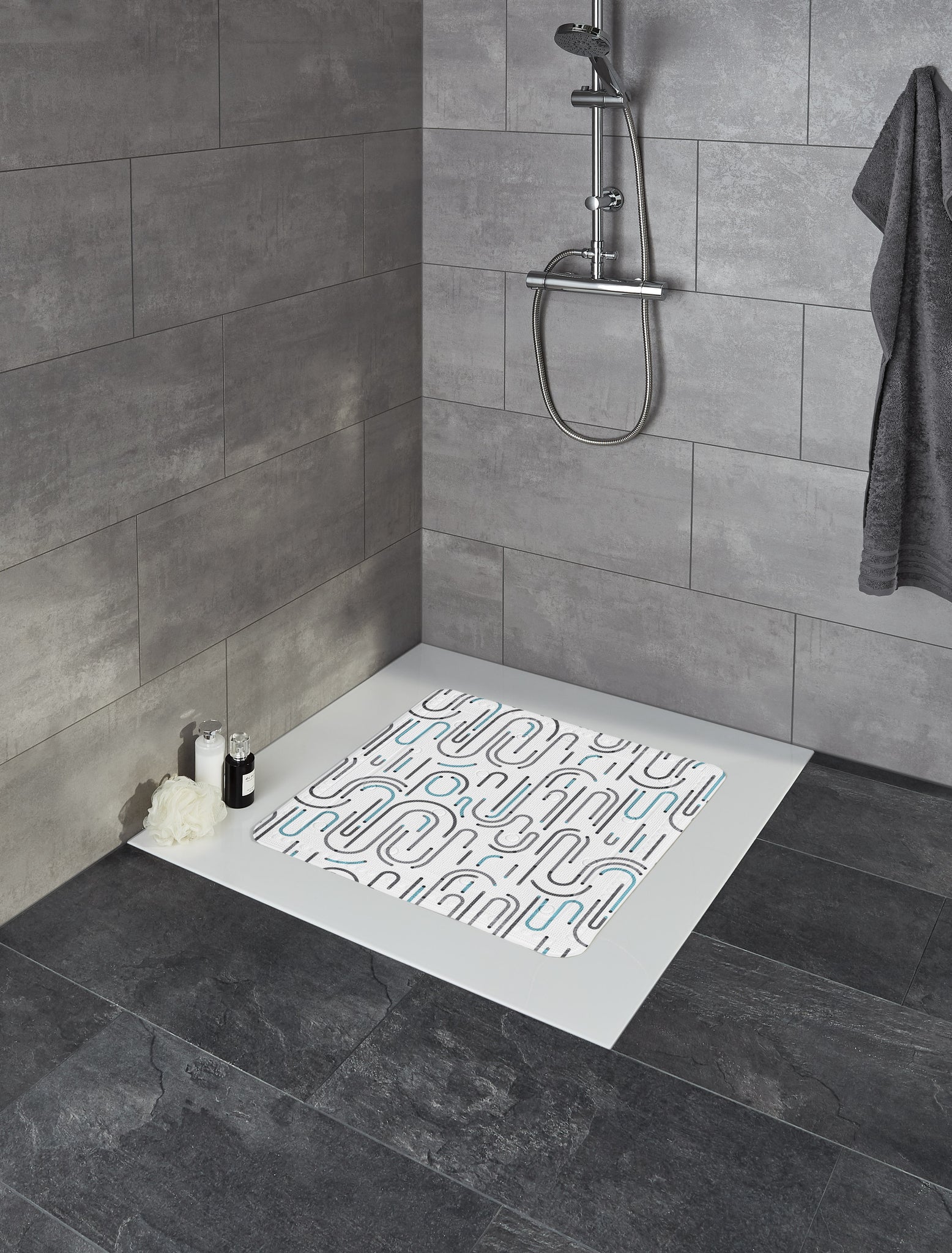 Graue Dusche mit Wandfliesen, Duschmatte mit Muster und Accessoires