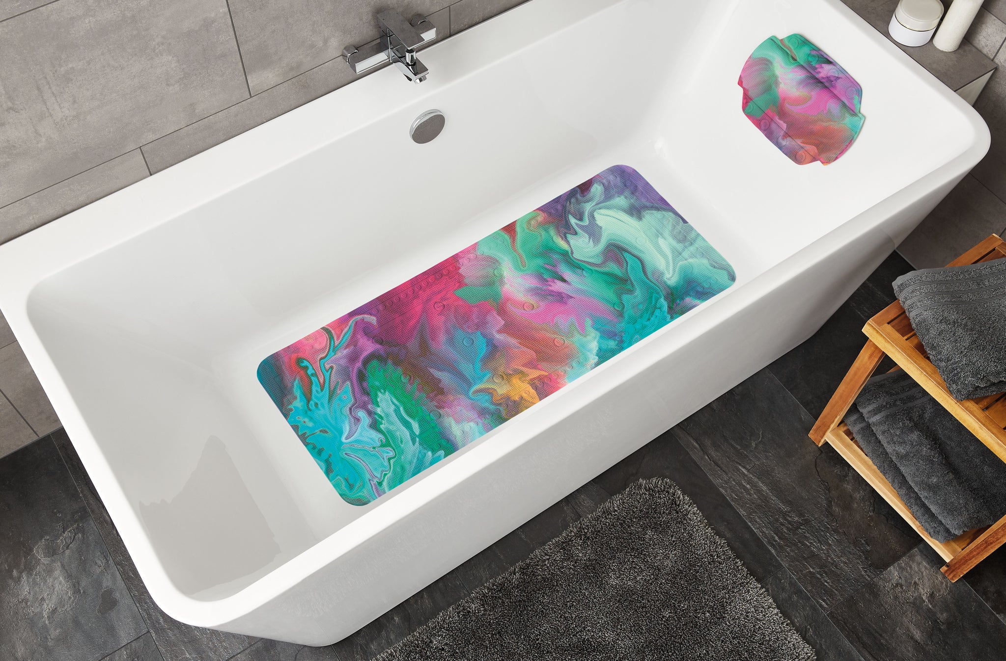 Weiße Badewanne mit bunter, abstrakter Anti-Rutsch-Matte im Bodenbereich