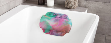 Bunte Badewannen-Kopfstütze mit Marmormuster in weißer Badewanne