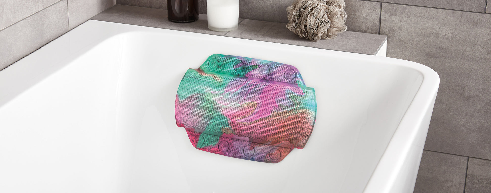 Bunte Badewannen-Kopfstütze mit Marmormuster in weißer Badewanne